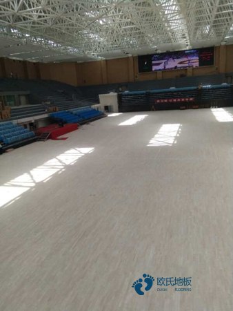 用哪种耐用体育地板