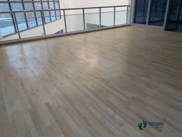 用什么篮球运动地板厂家报价