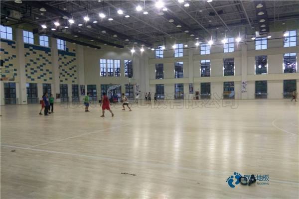 用什么篮球馆地板厂家报价
