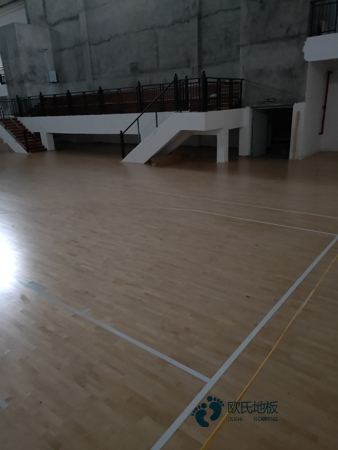 松木运动场地地板怎样保养