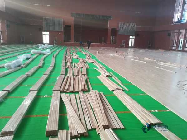 寻求体育篮球木地板安装公司