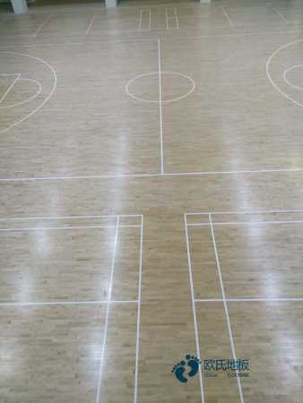 学校篮球场地板如何选