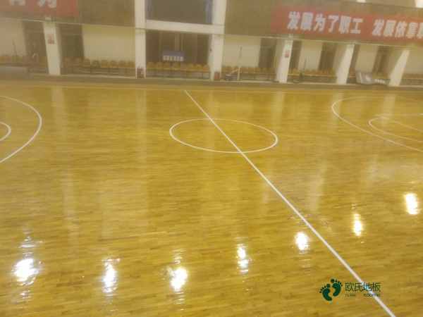 双龙骨篮球体育木地板环保吗