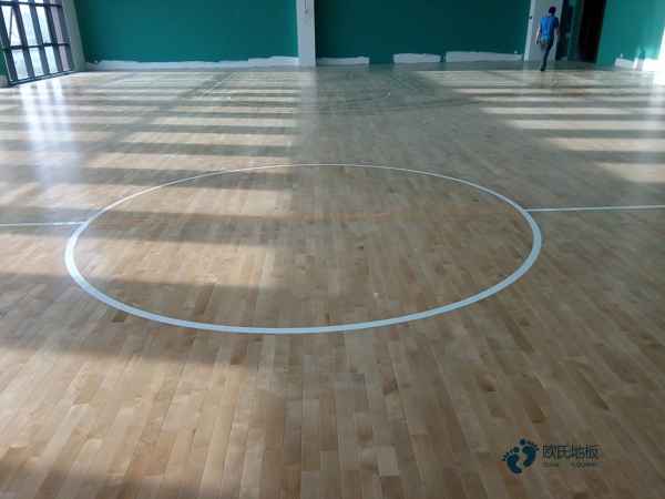 双龙骨篮球场馆地板清洁保养