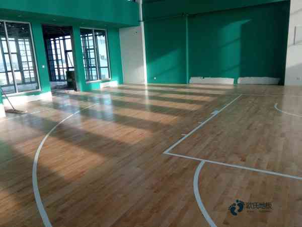双龙骨篮球场馆地板清洁保养