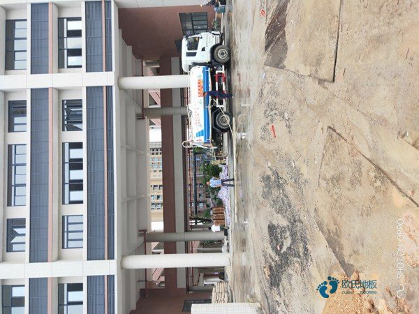 学校运动场地地板施工流程