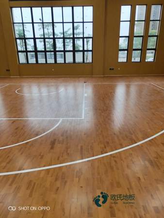 学校运动场地地板施工流程