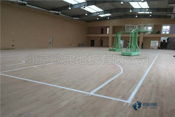 学校篮球场地地板耐磨性