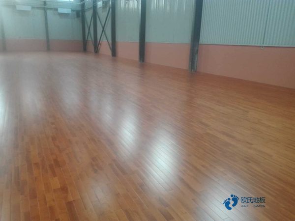 双层龙骨运动体育地板怎样保养