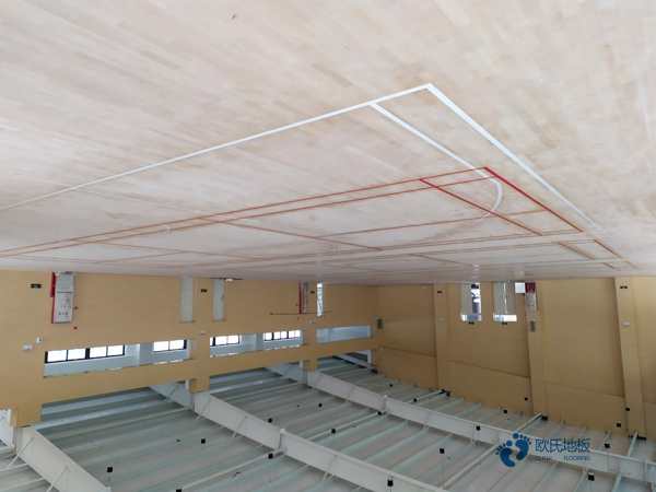 学校运动场木地板施工方案