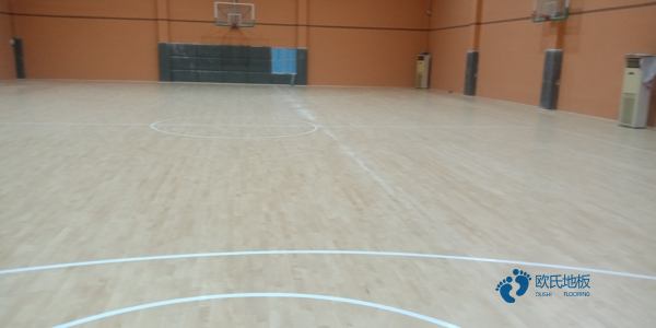 学校运动场木地板施工方案