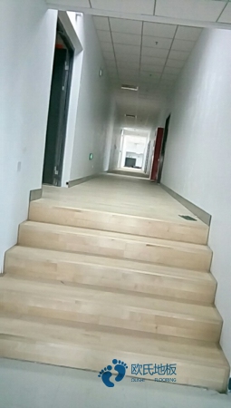 学校篮球场木地板的生产线