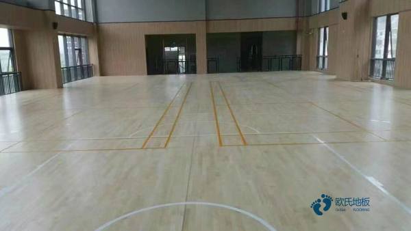 学校篮球场地地板用什么材料好