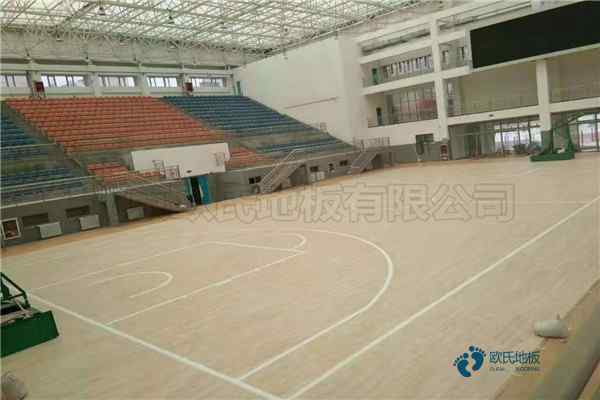 学校篮球场地地板用什么材料好
