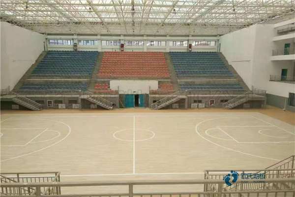 学校篮球场地地板用什么材料好