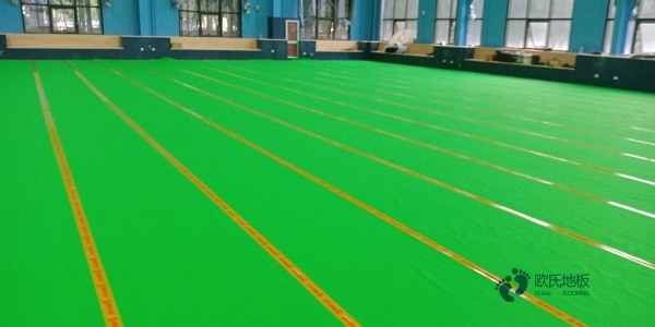 学校篮球场地地板用什么材料好