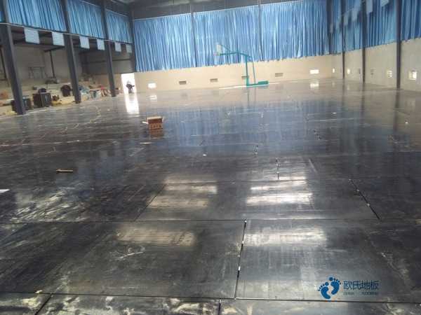 双层龙骨运动场地木地板如何保养