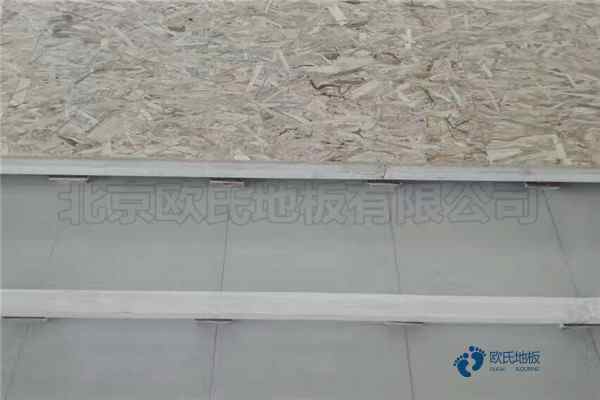单龙骨篮球场地地板保养方法