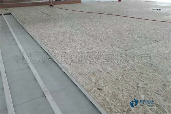 单龙骨篮球场地地板保养方法