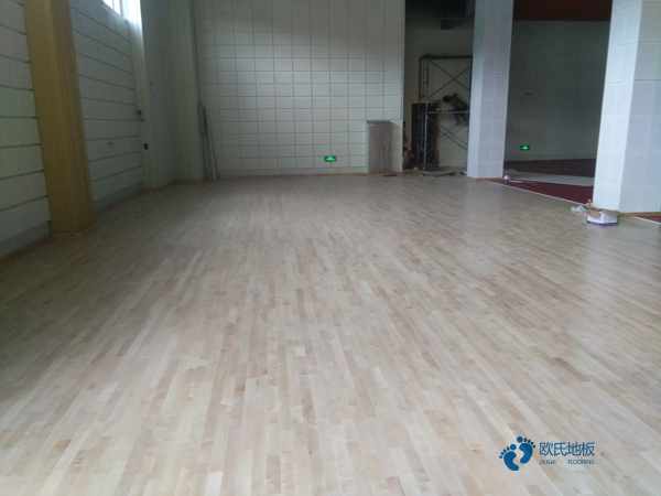 学校篮球场地木地板耐磨性