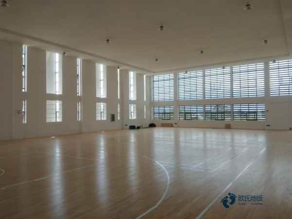 学校篮球运动地板施工团队