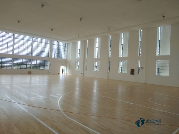 学校篮球运动地板施工团队