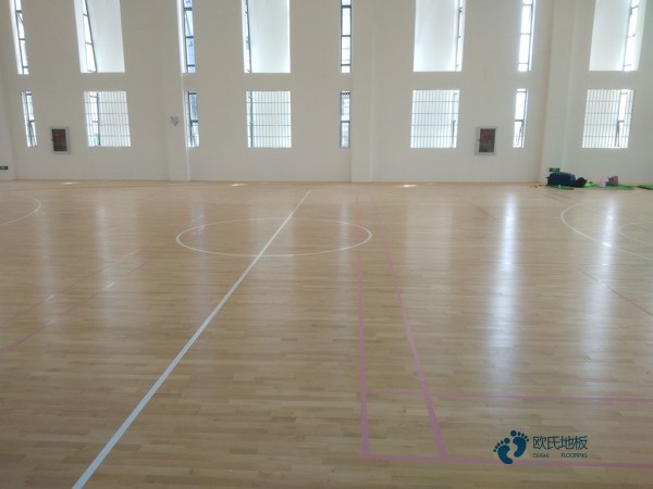 学校篮球运动地板施工团队