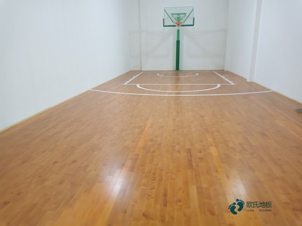 用什么篮球体育地板费用