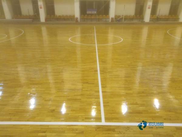 大学篮球场地地板施工队1