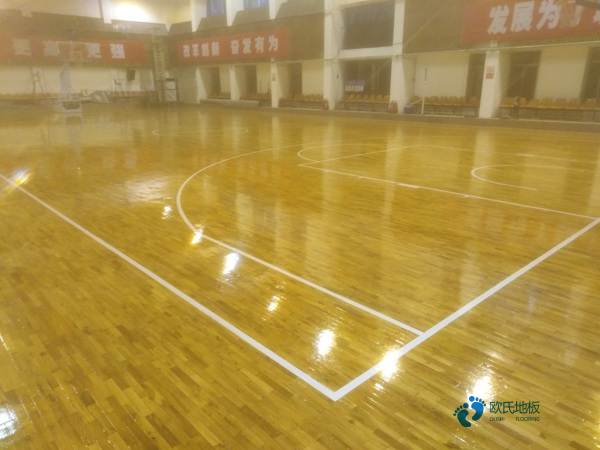 大学篮球场地地板施工队3