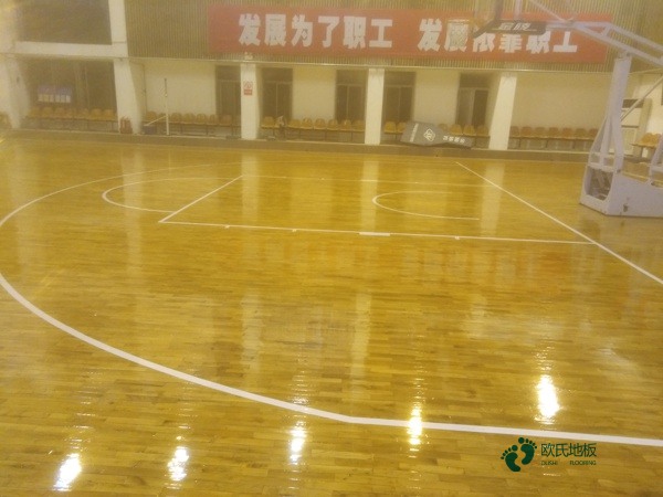 大学篮球场地地板施工队2