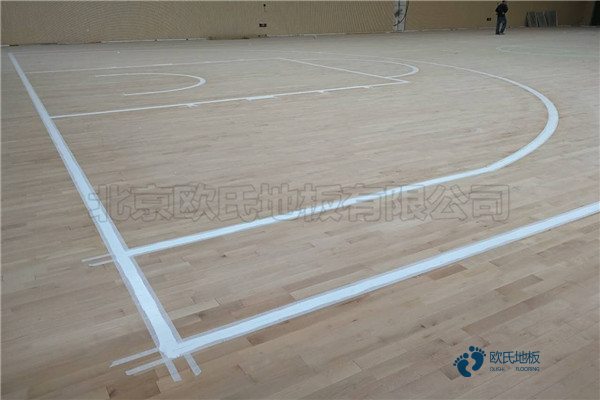 那有篮球运动木地板能拖吗