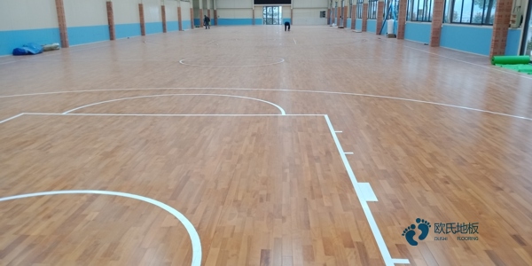 学校篮球地板施工队3