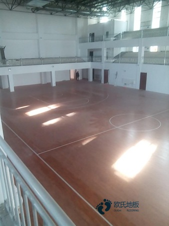 双龙骨篮球场地板清洁保养3