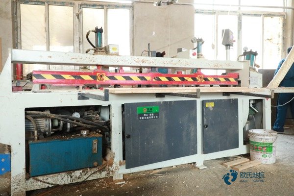 学校运动体育木地板施工队1