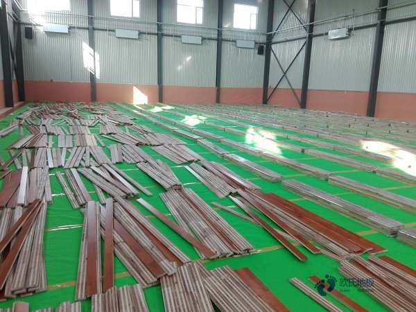 国标运动场地木地板施工团队2
