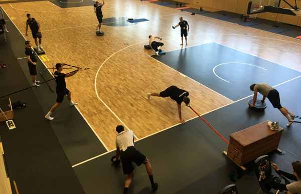 悬浮式篮球运动木地板打蜡了怎么办