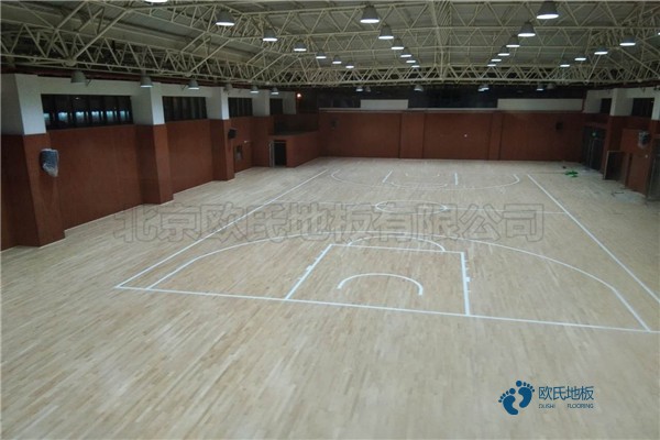 校园篮球场地木地板施工1