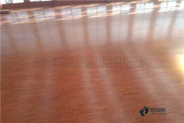 国标篮球场地板施工步骤2