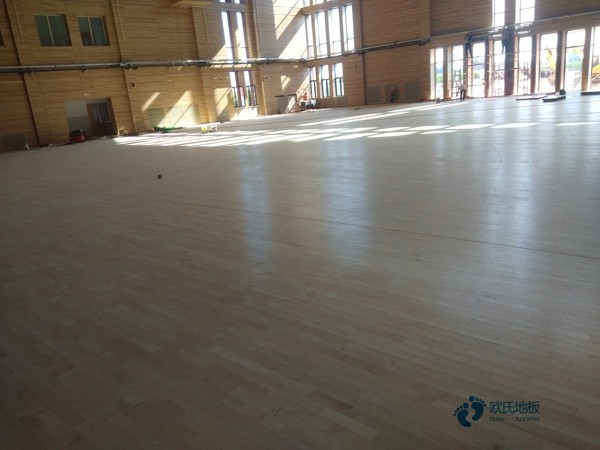 学校体育场地木地板施工队1