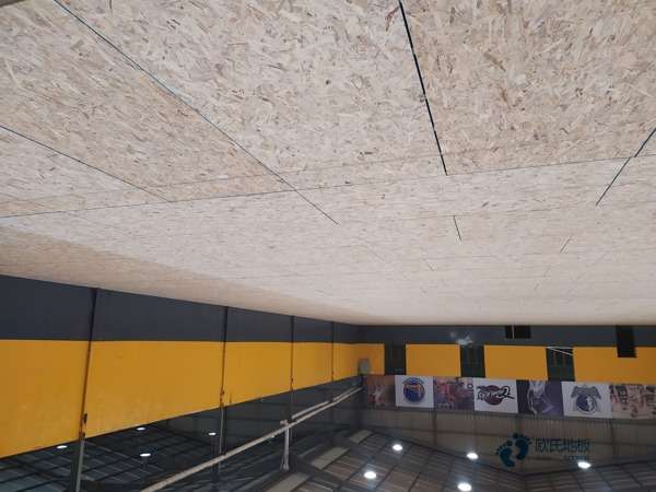 大学运动型木地板施工团队3