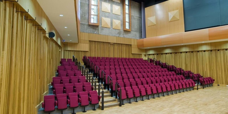 学校松木舞台体育馆地板施工团队2