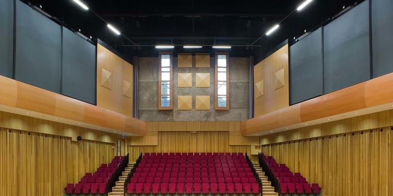 学校松木舞台体育馆地板施工团队3