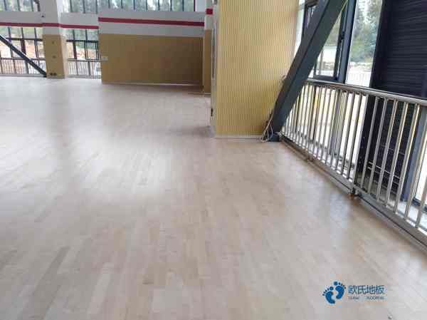 国标体育馆地板施工团队1