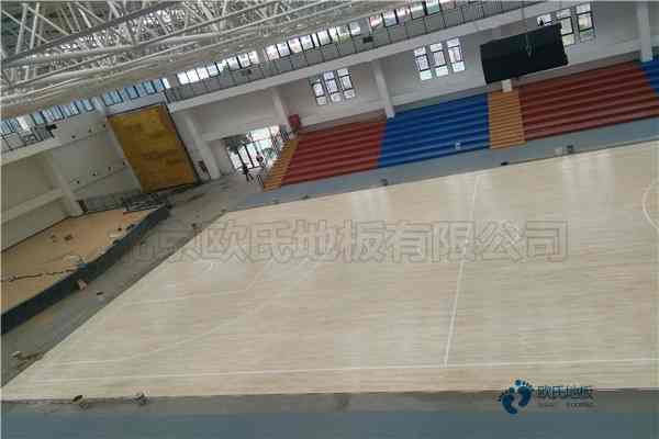 校园运动体育木地板施工队2
