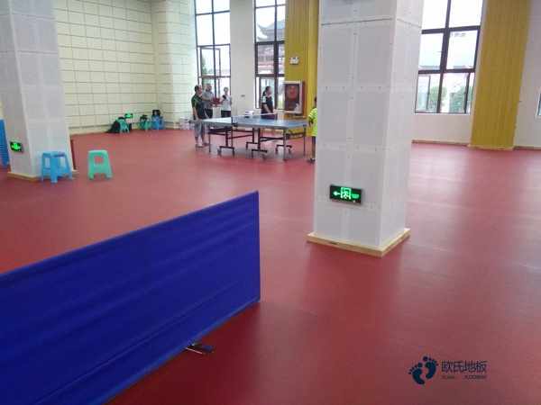 校园运动体育木地板施工队3