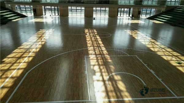 学校篮球运动地板施工团队2