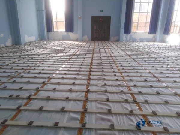 大学篮球场木地板施工团队1