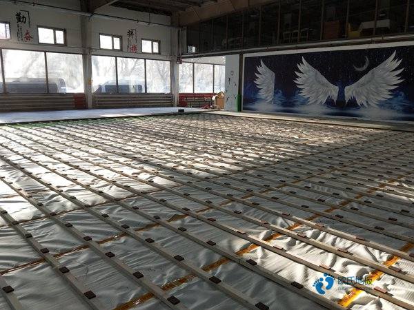 大学篮球场木地板施工团队2