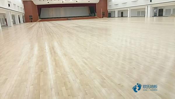 那有篮球运动木地板耐磨性